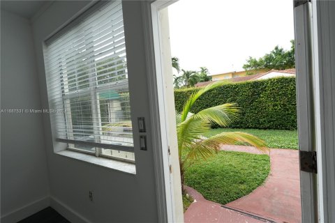 Condo in Miami Beach, Florida, 1 bedroom  № 1428257 - photo 13