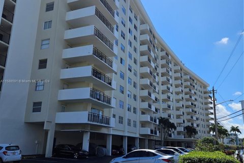 Condominio en venta en Hallandale Beach, Florida, 2 dormitorios, 111.48 m2 № 1206625 - foto 2