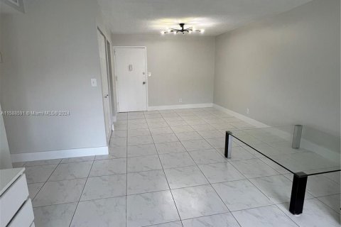 Condominio en venta en Hallandale Beach, Florida, 2 dormitorios, 111.48 m2 № 1206625 - foto 13