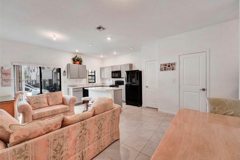 Townhouse in Florida City, Florida 3 bedrooms, 131.74 sq.m. № 998051 - photo 6