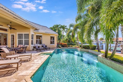 Villa ou maison à vendre à Stuart, Floride: 4 chambres, 313.27 m2 № 925493 - photo 2