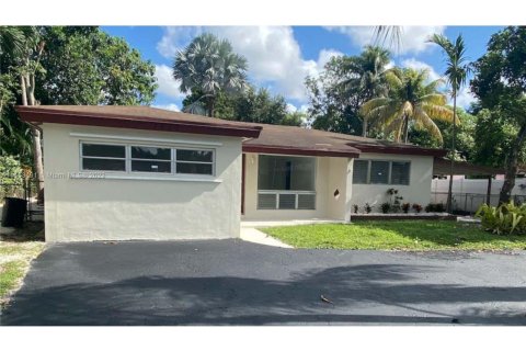 Villa ou maison à louer à Fort Lauderdale, Floride: 3 chambres, 141.12 m2 № 720213 - photo 2