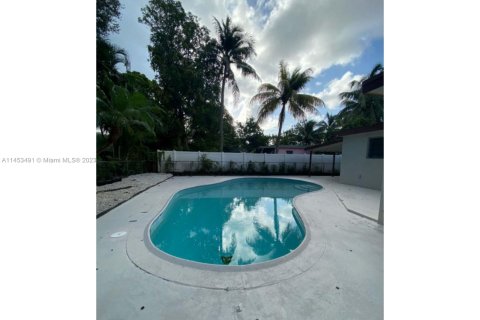 Villa ou maison à louer à Fort Lauderdale, Floride: 3 chambres, 141.12 m2 № 720213 - photo 3