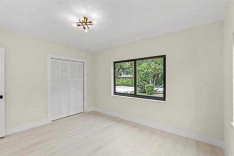 House in Miami, Florida 4 bedrooms, 164.25 sq.m. № 1118980 - photo 17