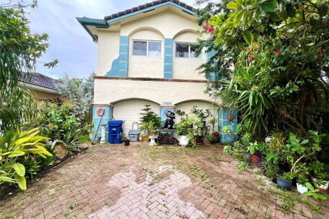 House in Miami, Florida 4 bedrooms, 204.66 sq.m. № 1401451 - photo 1