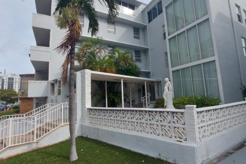 Condo in Miami Beach, Florida, 1 bedroom  № 1162619 - photo 1