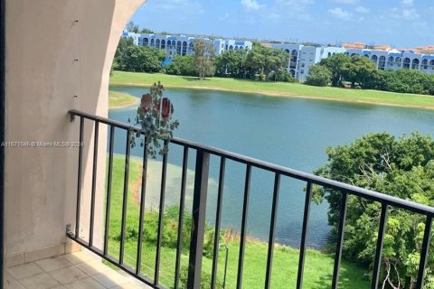 Condominio en venta en Miami, Florida, 1 dormitorio, 70.42 m2 № 1391981 - foto 1