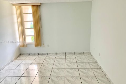 Condo in Miami, Florida, 1 bedroom  № 1391981 - photo 15