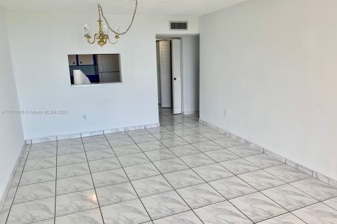 Condo in Miami, Florida, 1 bedroom  № 1391981 - photo 8