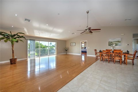 Villa ou maison à vendre à North Fort Myers, Floride: 6 chambres, 409.51 m2 № 1343461 - photo 3