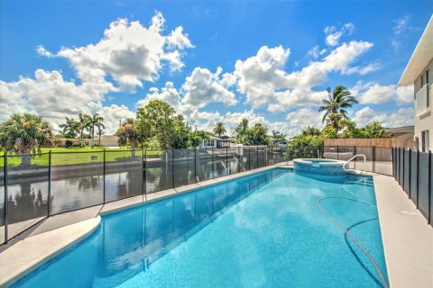 Casa en venta en North Fort Myers, Florida, 6 dormitorios, 409.51 m2 № 1343461 - foto 2