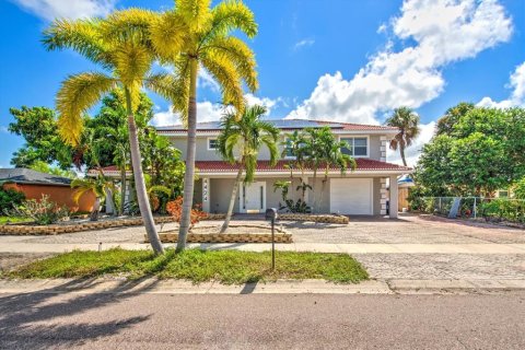 Villa ou maison à vendre à North Fort Myers, Floride: 6 chambres, 409.51 m2 № 1343461 - photo 1