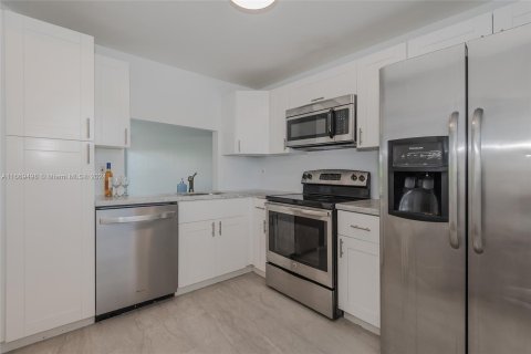 Condo in Sunrise, Florida, 2 bedrooms  № 1386057 - photo 13