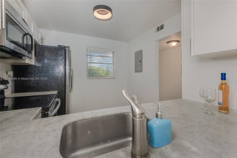 Condo in Sunrise, Florida, 2 bedrooms  № 1386057 - photo 10