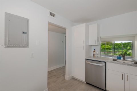 Condo in Sunrise, Florida, 2 bedrooms  № 1386057 - photo 14