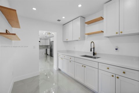 Casa en venta en Miami, Florida, 4 dormitorios, 166.67 m2 № 1357259 - foto 14