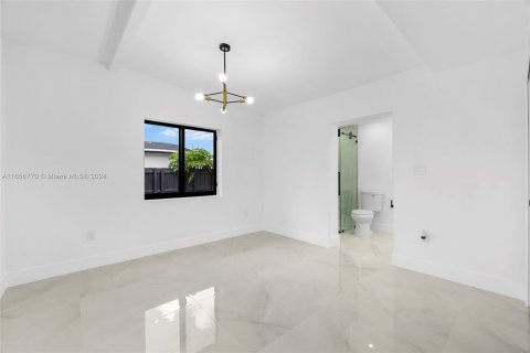 House in Miami, Florida 4 bedrooms, 166.67 sq.m. № 1357259 - photo 17