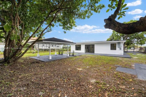 Villa ou maison à vendre à Miami, Floride: 4 chambres, 166.67 m2 № 1357259 - photo 27