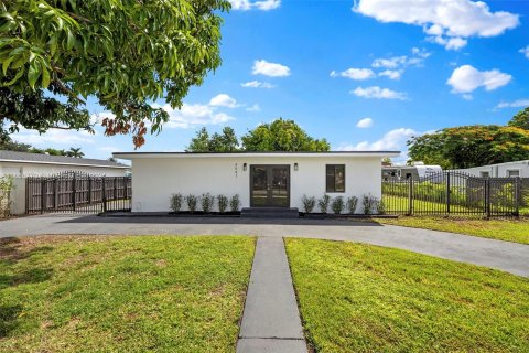 Villa ou maison à vendre à Miami, Floride: 4 chambres, 166.67 m2 № 1357259 - photo 1