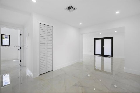 Villa ou maison à vendre à Miami, Floride: 4 chambres, 166.67 m2 № 1357259 - photo 10