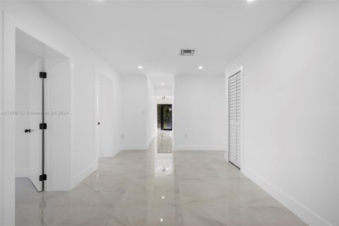 Villa ou maison à vendre à Miami, Floride: 4 chambres, 166.67 m2 № 1357259 - photo 13