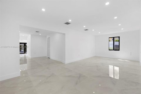 Villa ou maison à vendre à Miami, Floride: 4 chambres, 166.67 m2 № 1357259 - photo 11