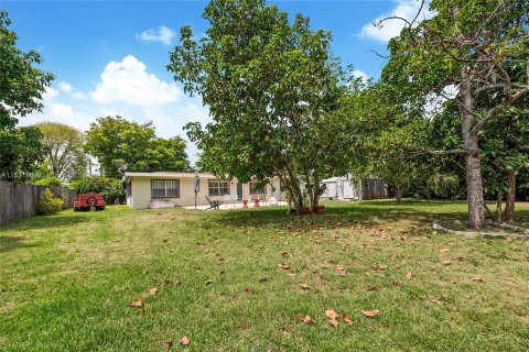 House in Miami, Florida 4 bedrooms, 244.89 sq.m. № 1293403 - photo 9