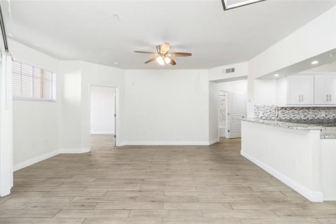 Condo in Tampa, Florida, 1 bedroom  № 1407604 - photo 5