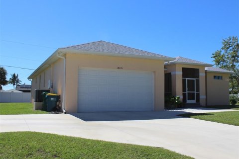 House in Port Charlotte, Florida 3 bedrooms, 184.23 sq.m. № 1385220 - photo 2