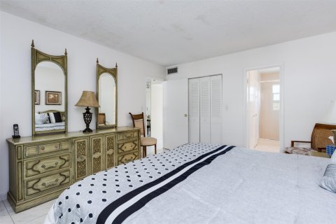 Condo in Lauderdale Lakes, Florida, 1 bedroom  № 1172490 - photo 21