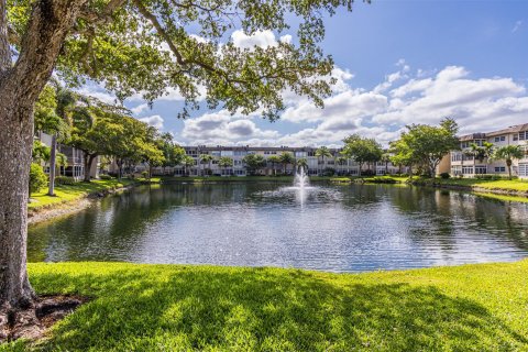 Condo in Lauderdale Lakes, Florida, 1 bedroom  № 1172490 - photo 1