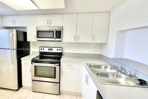 Condo in Fort Lauderdale, Florida, 2 bedrooms  № 1380630 - photo 4