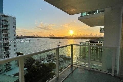 Condo in Miami Beach, Florida, 1 bedroom  № 720219 - photo 1