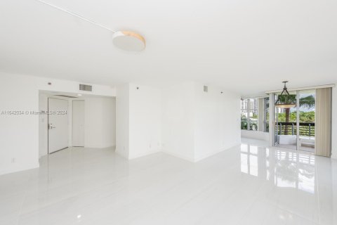 Condo in Aventura, Florida, 2 bedrooms  № 1328553 - photo 8