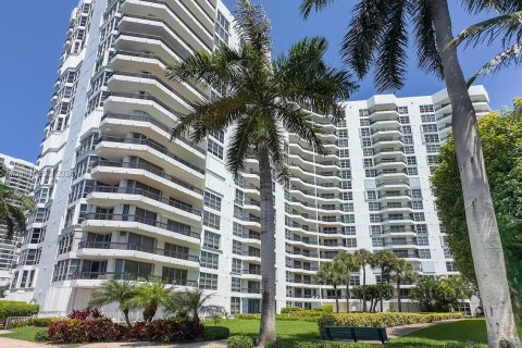 Condo in Aventura, Florida, 2 bedrooms  № 1328553 - photo 1