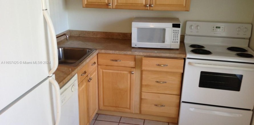 Condo in Tamarac, Florida, 1 bedroom  № 1358672