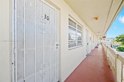 Condominio en venta en Miami Gardens, Florida, 1 dormitorio, 65.4 m2 № 1443207 - foto 2