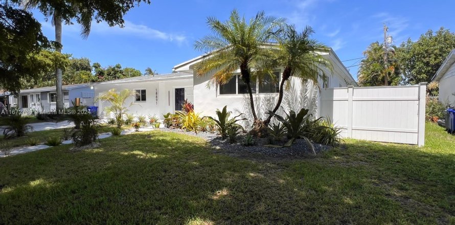 House in North Miami Beach, Florida 3 bedrooms, 165.55 sq.m. № 1395215