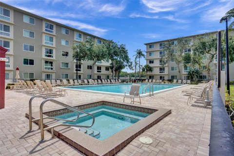 Condo in Pompano Beach, Florida, 2 bedrooms  № 1180539 - photo 4