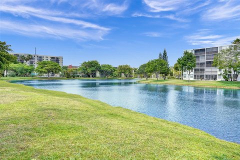 Condo in Pompano Beach, Florida, 2 bedrooms  № 1180539 - photo 8