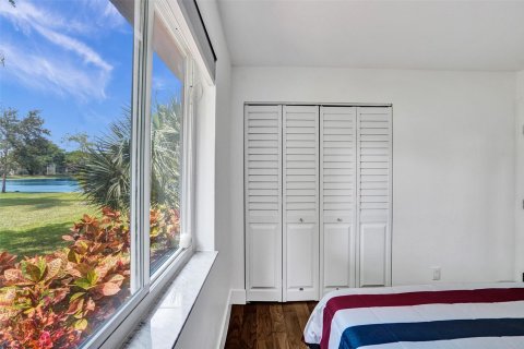 Condo in Pompano Beach, Florida, 2 bedrooms  № 1180539 - photo 11