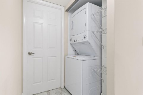 Condo in Palm Beach, Florida, 2 bedrooms  № 1136303 - photo 1