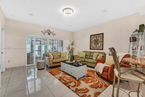 Touwnhouse à vendre à Pembroke Pines, Floride: 3 chambres, 153.1 m2 № 1289281 - photo 12