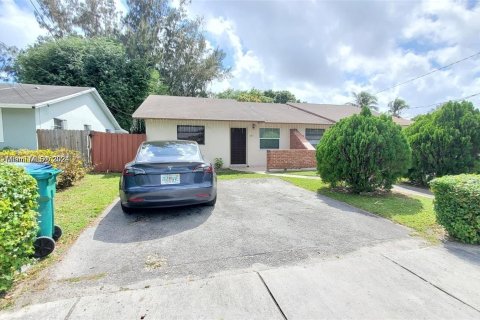 Immobilier commercial à vendre à Miami, Floride: 174.47 m2 № 1329545 - photo 1