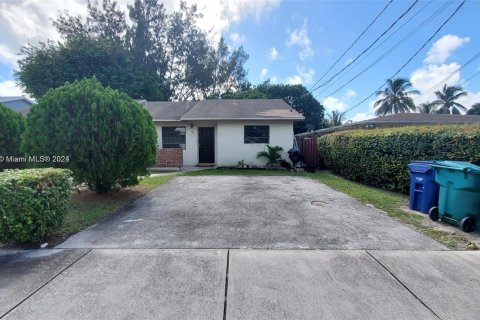 Commercial property in Miami, Florida 174.47 sq.m. № 1329545 - photo 2