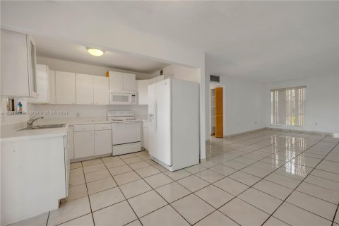 Condo in Sweetwater, Florida, 3 bedrooms  № 1147531 - photo 2