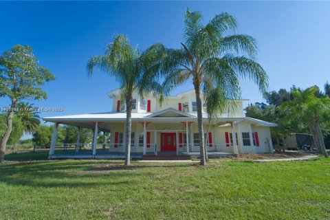 House in LaBelle, Florida 5 bedrooms № 843819 - photo 1