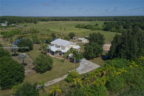 House in LaBelle, Florida 5 bedrooms № 843819 - photo 2