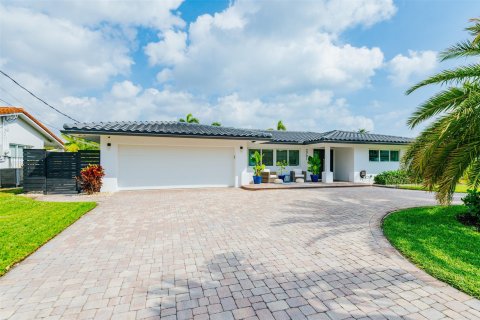 Villa ou maison à vendre à Pompano Beach, Floride: 3 chambres, 181.16 m2 № 860857 - photo 6