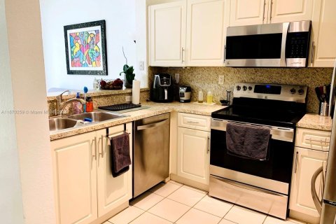 Condo in Hialeah, Florida, 2 bedrooms  № 1388172 - photo 1